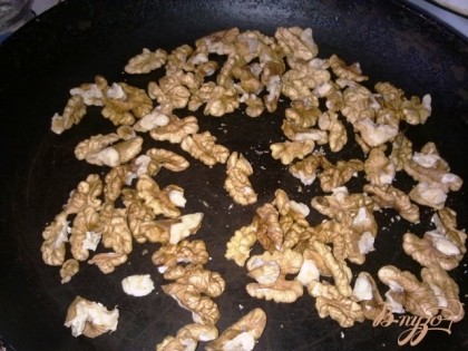 Обжариваем орешки на сухой сковороде.