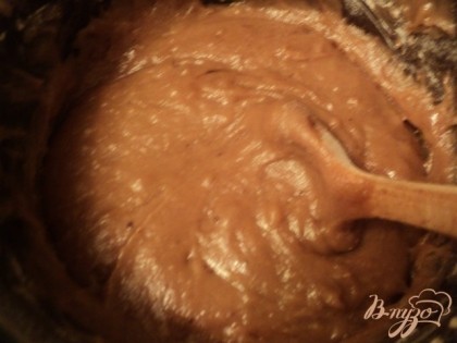 Муку смешать с какао, содой  и специями, просеять. Половину мучной смеси и коньяк добавить в горячую медово-сахарную смесь, хорошо и быстро вымесить деревянной ложкой.