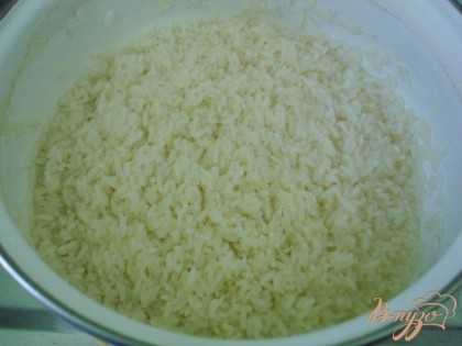 Рис отварить в течении 10 минут в двух литрах воды. Воду слить, рис охладить.