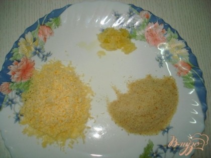Панировочные сухари, потёртый на мелкой тёрке сыр,чеснок выдавленный через пресс  соль и перец перемешать.