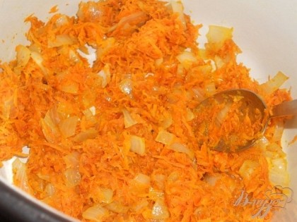 Лук мелко нарезать, морковь натереть и обжарить в небольшом количестве масла, добавить куркуму и кумин, сложить в кастрюльку.