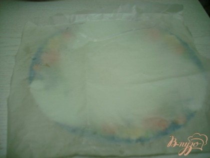 На тарелку выкладываем листок пекарской бумаги и так-же смазываем его подсолнечным маслом, чтобы чипсы не прилипали.