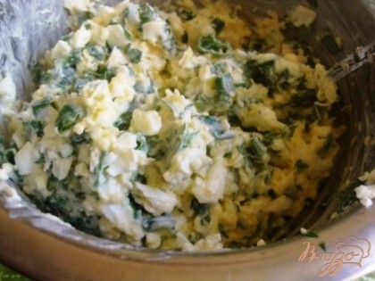 Смешиваем сыр, яйца, зеленый лук, выдавливаем прессом чеснок и майонез.