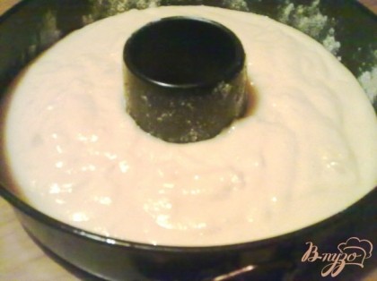 Металлическую форму смазать маслом, присыпать кукурузной мукой. В подготовленную форму вылить тесто.