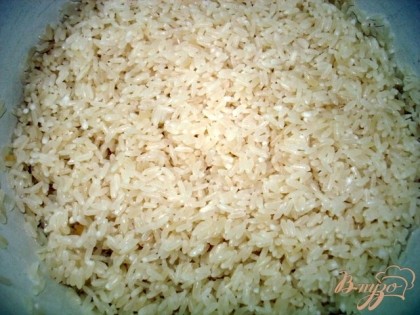 Рис промываем  водой, до тех пор, пока вода не станет прозрачной. Оставляем рис в ней.Перед засыпкой, воду сливаем.