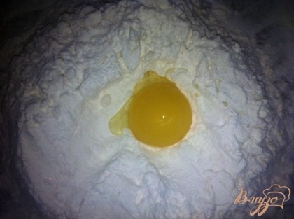 По одному добавлять желтки, каждый раз перемешивая тесто (вместо желтков можно добавить целое яйцо или холодную воду).