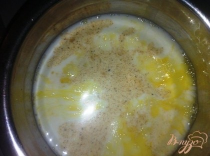 Приготовить заливку.Яйца разбить в миску и слегка взбить венчиком.1 столовую ложку взбитых яиц отлить в отдельную миску - яйцом нужно будет смазать основу пирога. К оставшимся яйцам влить молоко или сливки, добавить щепотку мускатного ореха, щепотку соли и взбить венчиком.