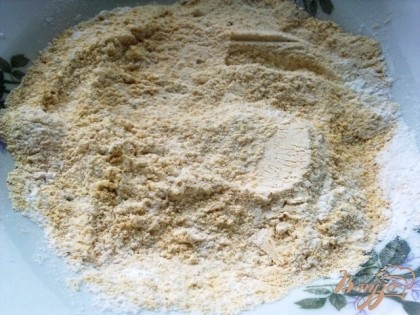 Готовим панировку - смешиваем панировочные сухари, муку, соль и свежемолотый перец.