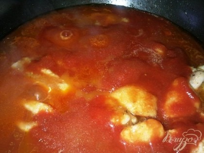 Добавляем обжаренный лук и заливаем томатной соусом.