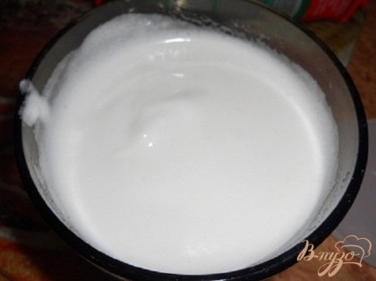 Теперь нужно взбить белки: добавляем щепотку соли и начинаем взбивать миксером, когда образовалась пышная пена добавляем 50 г сахара и взбиваем до пиков.