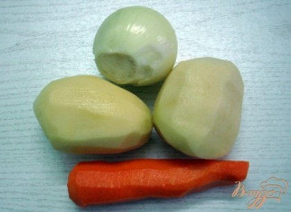Подготовим 2 картошки, 1 лук и 1 морковь.Картофель порежем и поставим вариться в 2,5 литра воды.