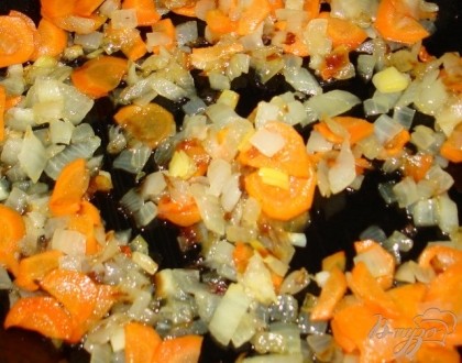 Лук и морковь порежем и поджарим на растительном масле.