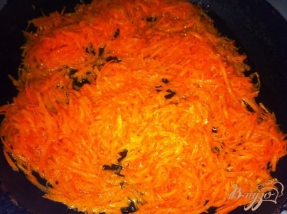 Трем на крупную терку морковь и обжариваем в минимальном количестве масла.