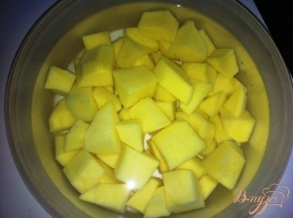 Нарезаем очищенный картофель  средним кубиком и добавляем в борщ. Солим, перчим и приправляем по вкусу.