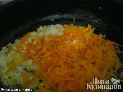 Слегка обжариваем лук и морковь на сливочном масле (грибы тоже можно добавить, обжаренные)