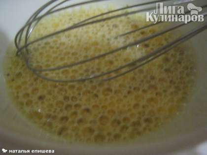 Взбить яйцо с молоком, добавить любых пряных трав, посолить и поперчить по вкусу