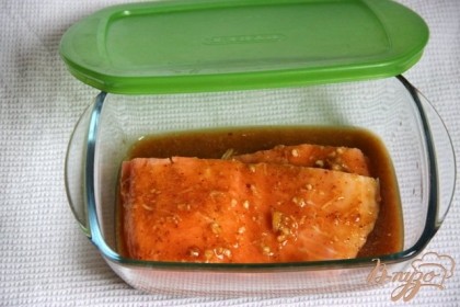 Рыбу нарезать порционно и залить маринадом 0,5 часа,  поместив в холодильник.