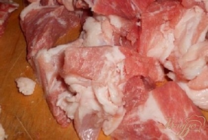 Мясо свинины нарезать на кусочки и перекрутить  на мясорубке