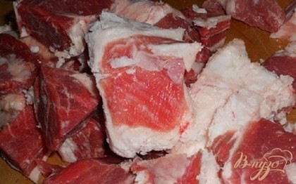 Мясо баранины нарезать на кусочки и перекрутить с луком на мясорубке