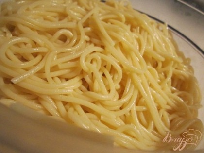 Отварить спагетти. Для вкуса можно добавить немного оливкового масла.