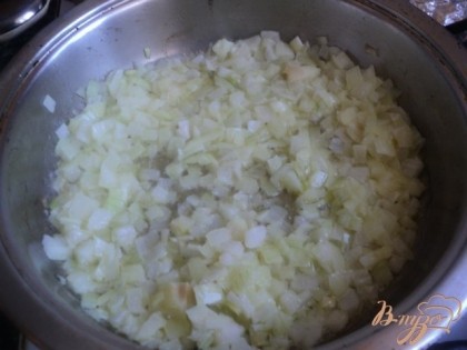 Луковицу мелко порезать и припустить до мягкости на сковороде на смеси сливочного масла и 2ст.ложек растительного масла.