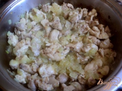 Добавить порезанное небольшими кусочками куриное филе потушить 10мин, помешивая время от времени. Отварить рис до полуготовности.