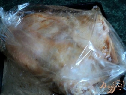 Запаковать курицу в рукав для запекания и в духовку на 45 мин при температуре 200 градусов.