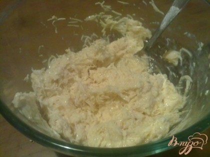 К сыру добавить сливочное масло, соль, соду, яйца, перемешать.