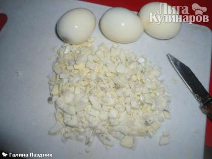 Яйца вареные порезать или на крупной терке натереть.