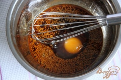 Вылить получившуюся смесь в просторную миску, дать остыть и ввести яйцо, хорошо перемешать.