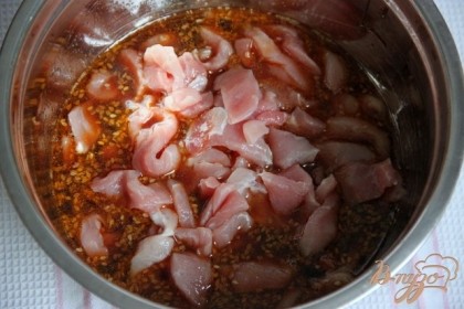 Замариновать в полученном маринаде кусочки свинины в хол-ке, мин. 1 час.