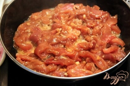 Процедить мясо от маринада. В большой сковороде хорошо нагреть растительное масло и быстро обжарить в нём мясо.