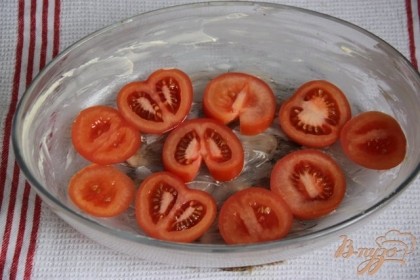 В форму для запекания, смазанную сливоч.маслом,  выложить  помидоры, нарезанные кольцами.