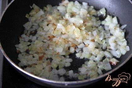 Лук очистить и нарезать мелкими кубиками.На хорошо разогретой сковороде в достаточном кол-ве растительного масла обжарить лук.