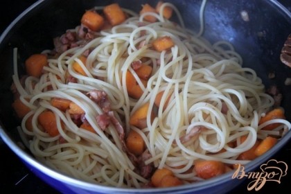 Спагетти сцедить, добавить на сковороду. Смешать.