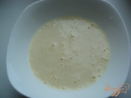 Для соуса: куриное яйцо хорошо помыть, иголкой проколоть скорлупу в широкой части яйца. Опустить яйцо в кипящую воду и проварить ровно 1минуту. Разбить яйцо в стакан для взбивания соуса. Добавить горчицу, лимонный сок, выдавленный через чеснокодавку чеснок,  вустерширский соус ( я не добавляла), добавить соль и перец по вкусу и взбить блендером в однородную массу. Затем, не переставая взбивать, добавить тонкой струйкой оливковое масло. Взбивать пока соус не загустеет и приобретет шелковистую структуру.