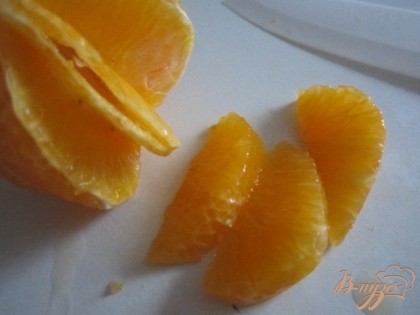 3 мандарина почистить от кожуры и белой пленки.