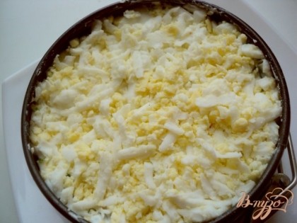 4 слой – натертое на терке яйцо, сверху смазать сметаной. Дать салату настояться в холодильнике 30мин, снять кольцо.