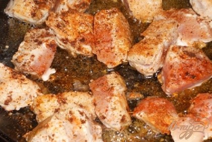 Филе кладем на разогретую сковороду с маслом, обжариваем, солим, перчим, добавляем специи