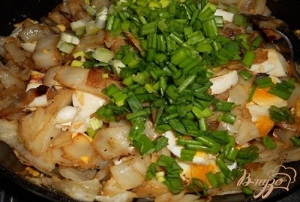 Капусту остудить, добавить крупно порезанные вареные  4 яйца и нашинкованные перья зеленого лука, перемешать - и начинка для пирога готова.