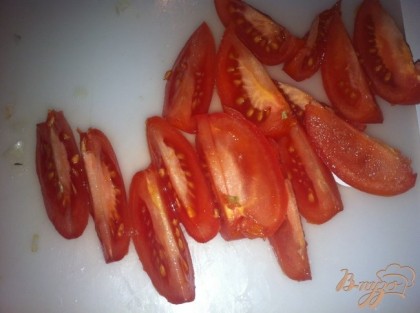 Нарезаем помидоры ломтиками, большую часть сыра нарезаем кубиками. Остальной сыр потрем на мелкую терку.