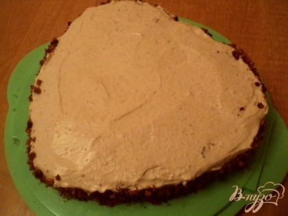 Накрыть вторым пластом, кремом вниз. Верх и бока торта смазать оставшимся кремом.