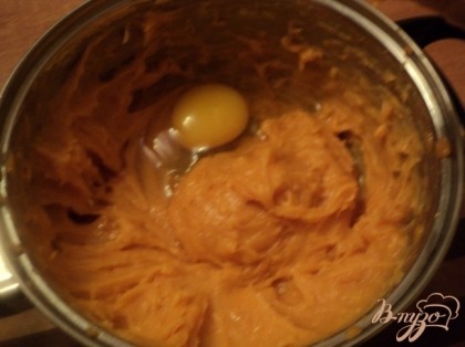 Слегка охладить тесто, затем по одному добавить яйца, размешивая миксером,пока тесто не приобретет однородную структуру и гладкость.