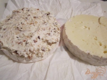 Головку сыра разрезать на две части , начинку намазать на одну часть и накрыть второй.
