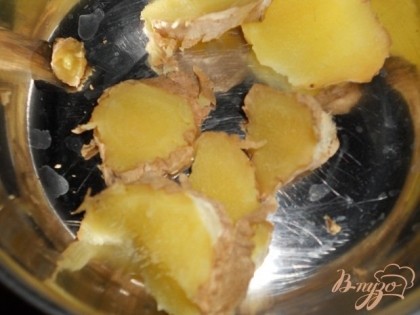 Для начала в мисочку нарезать пластиночками имбирь и 3 дольки лимона - остальной лимон кладем в уже готовый глинтвейн.