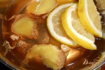 Имбирь с лимоном залить вином и дать постоять 10 минут.