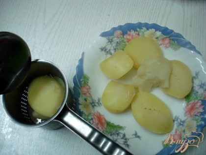 Рассыпчатый сорт картофеля сварить.