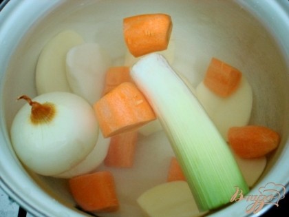 Из картофеля, моркови, лука репчатого и порея варим овощной бульон.