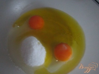 Яйца взбить с сахаром, добавить оливковое масло.