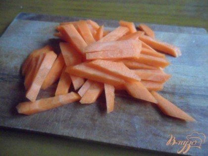 Морковь очистить, нарезать брусочками.